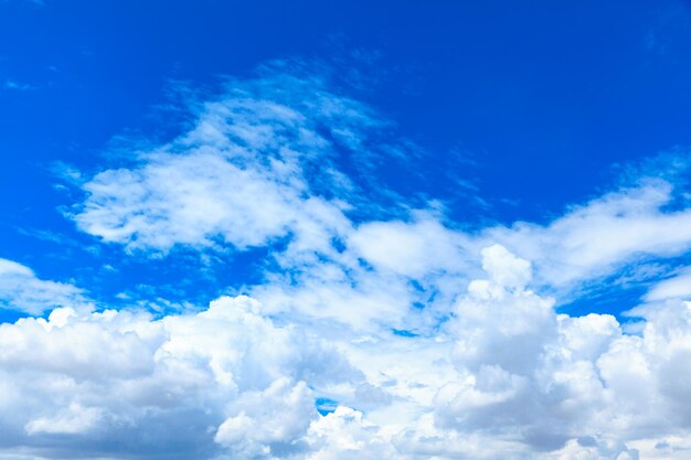 Nuvens no céu azul