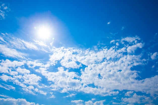 Nuvens no céu azul