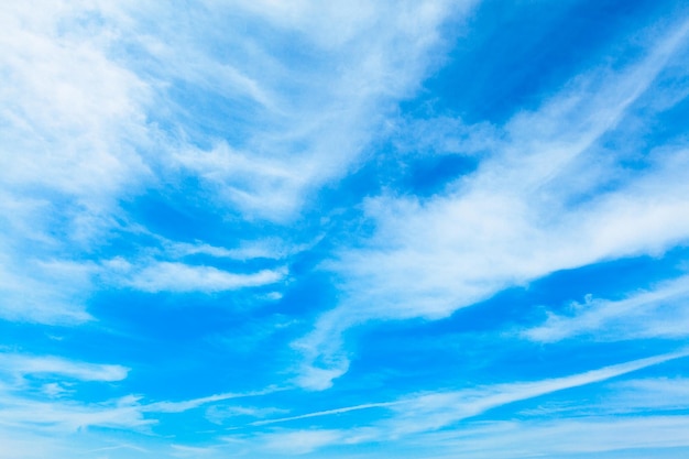 Nuvens no céu azul