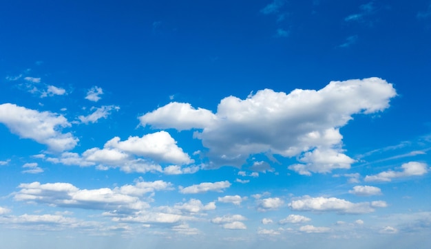 Nuvens no céu azul