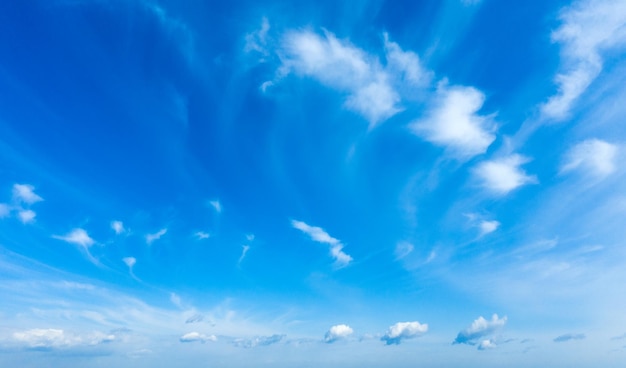 Nuvens no céu azul