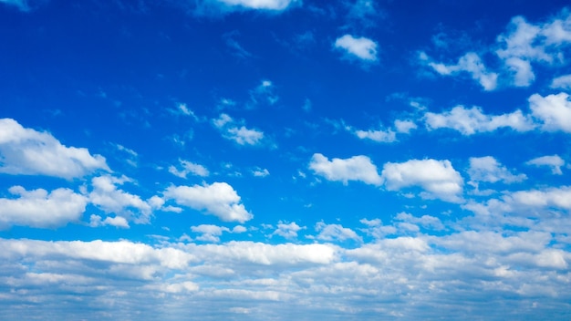 Nuvens no céu azul