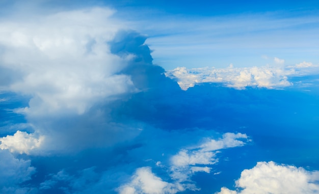 Nuvens no céu azul