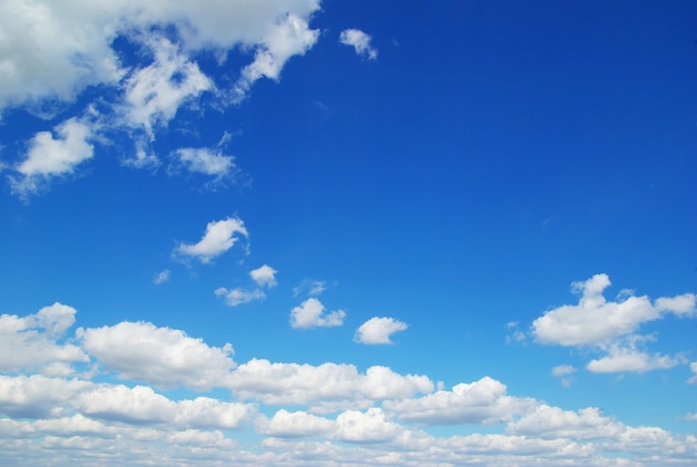 Nuvens no céu azul