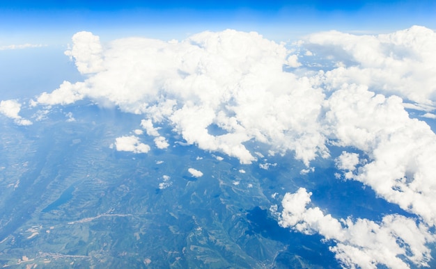 Nuvens no céu azul