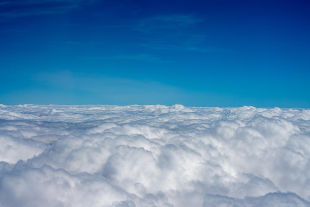 Nuvens no céu da janela do avião