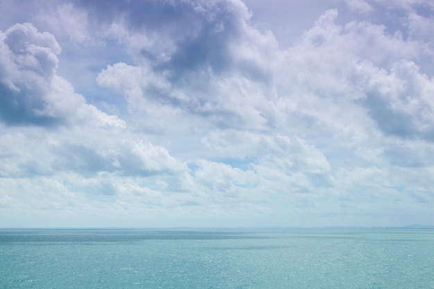 Nuvens no céu e no mar.