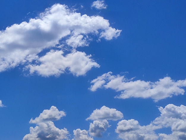 nuvens no céu em forma de nuvem photo