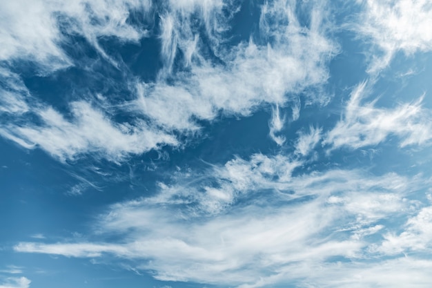 Nuvens no céu em um dia ensolarado.