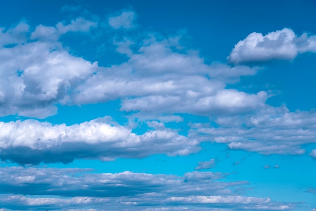 Nuvens no céu em um dia ensolarado