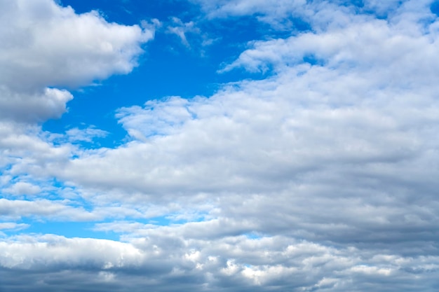 Nuvens no céu em um dia ensolarado