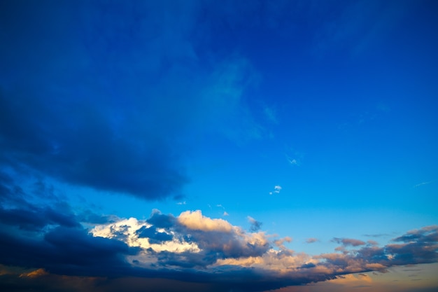 Nuvens no céu em um fundo de madrugada