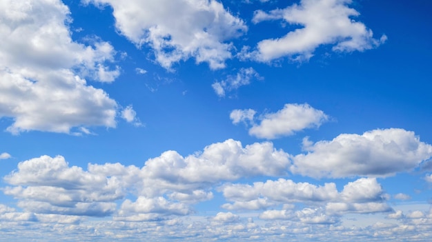 Nuvens no céu nuvens flutuando no céu azul