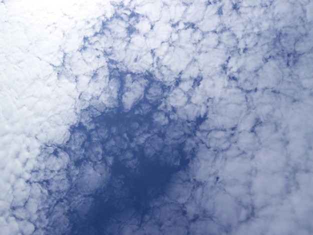 Nuvens no céu que parecem cubos de gelo no oceano.