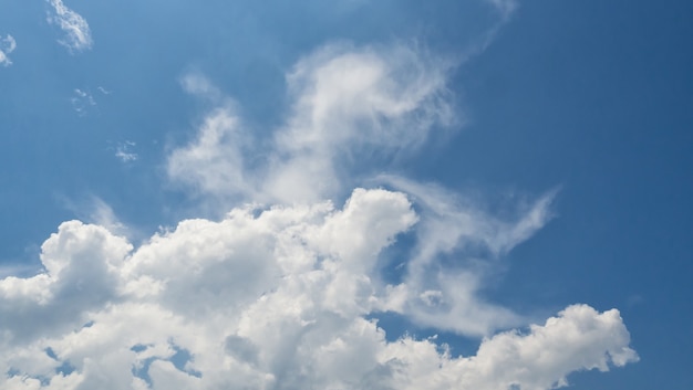 Nuvens no fundo do céu azul