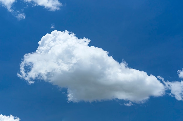 Nuvens no fundo do céu azul