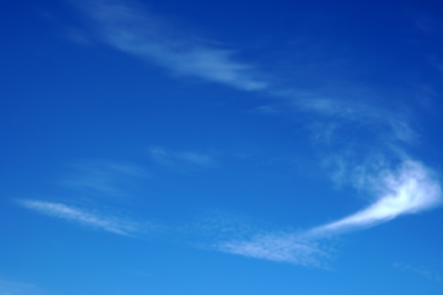 Nuvens no fundo do céu azul