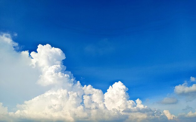 Nuvens no fundo do céu azul