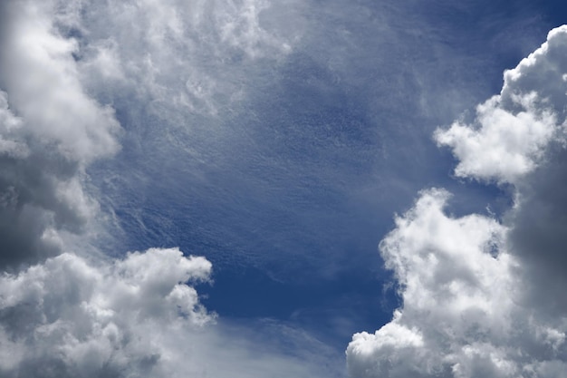 Nuvens no fundo do céu azul