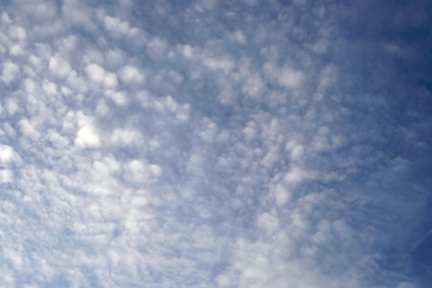 Nuvens no fundo do céu azul