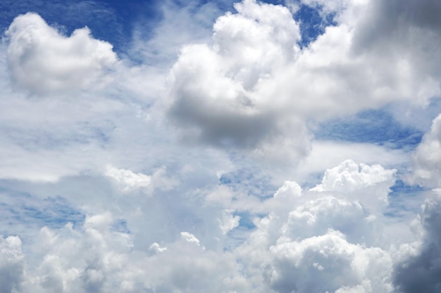 Nuvens no fundo do céu azul