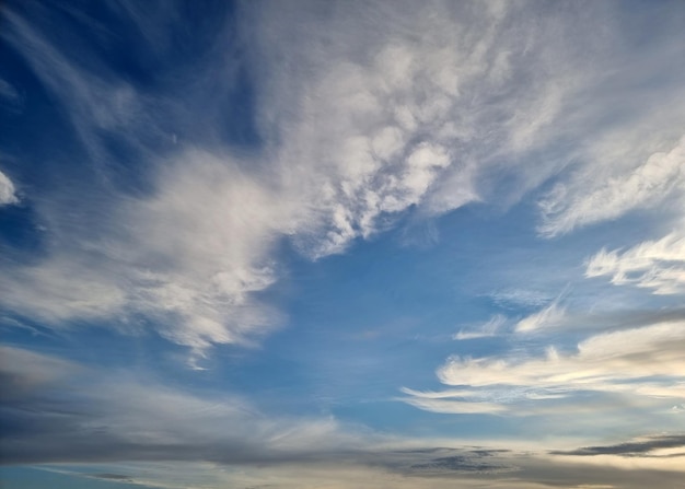 Nuvens no fundo do céu azul