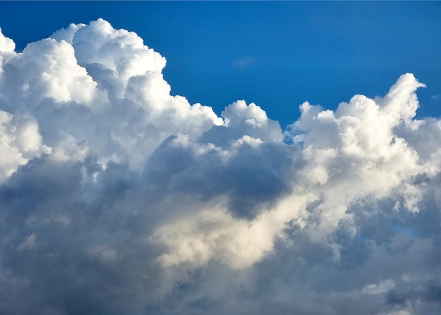 Nuvens no fundo do céu azul