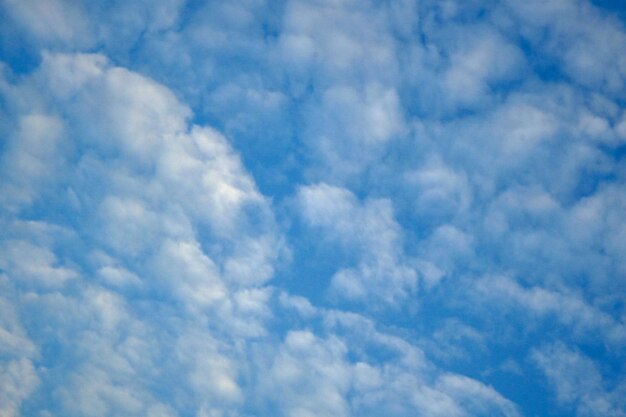 Nuvens no fundo do céu azul