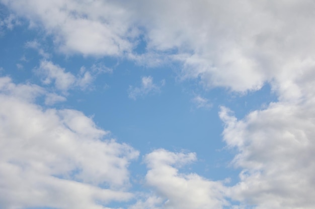 Nuvens no fundo do céu azul