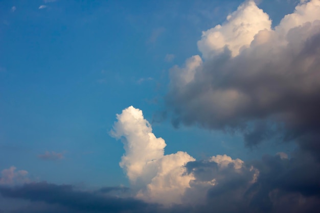 Nuvens no fundo do céu azul