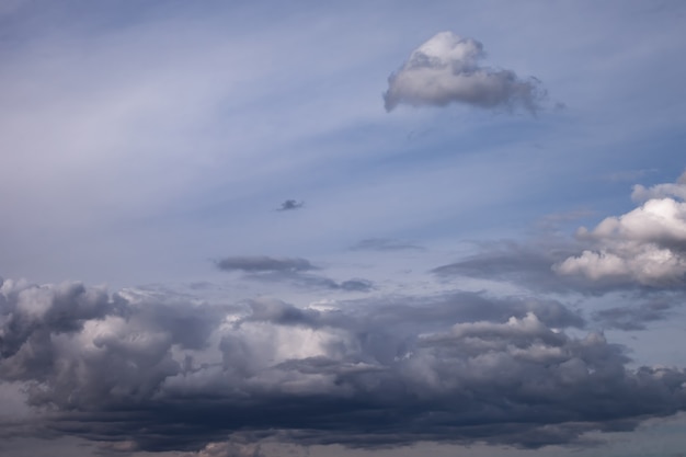 Nuvens no fundo do céu