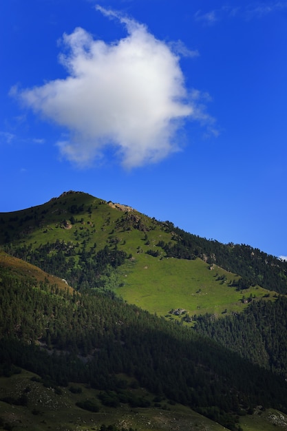 Nuvens no topo da montanha rochosa