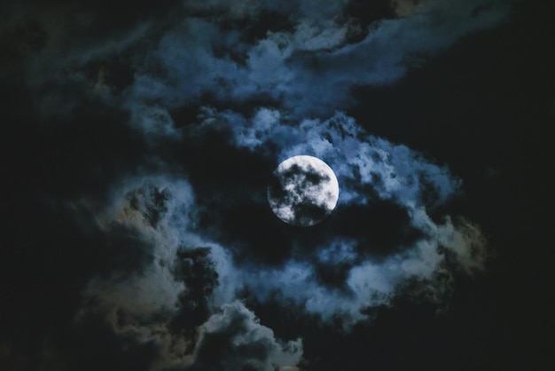 Foto nuvens noturnas dramáticas e céu com grande lua cheia