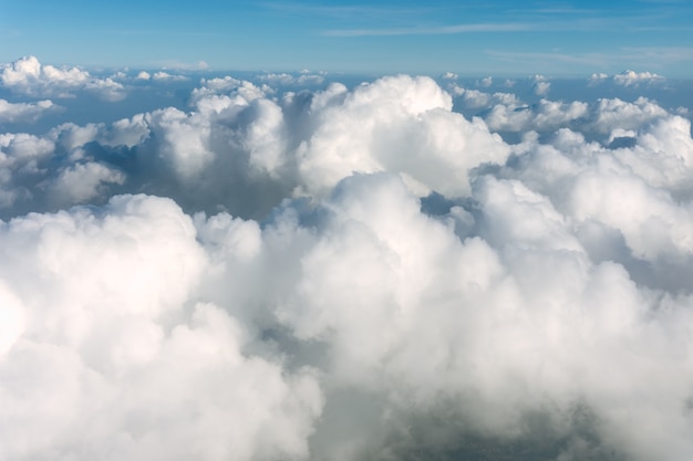 Nuvens olham do avião.