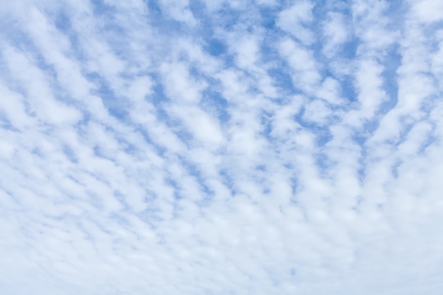 Nuvens onduladas e porosas no céu azul