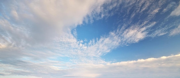 Nuvens pastel do céu