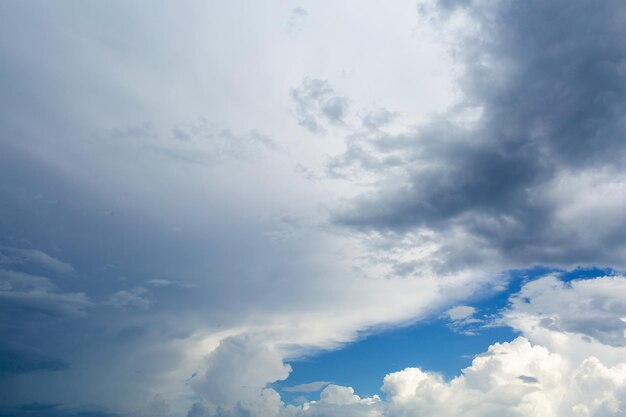 Nuvens pesadas se fecham com um pequeno pedaço de céu.