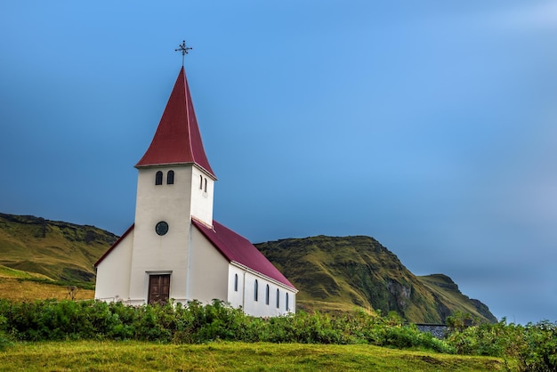 Nuvens pesadas sobre a igreja luterana em Vik Islândia