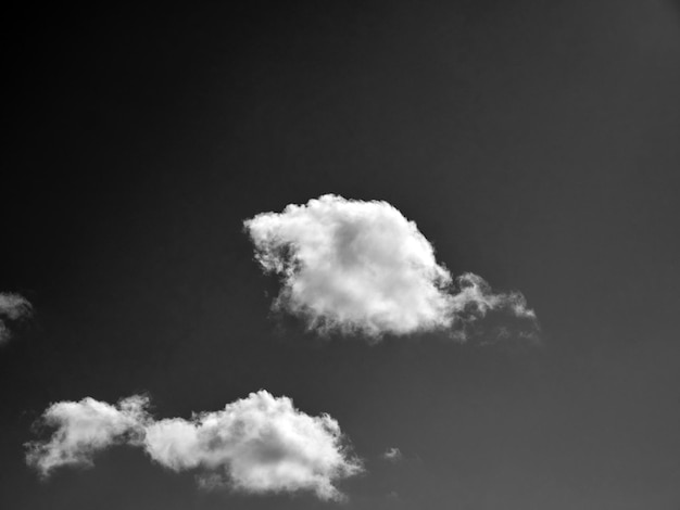 Nuvens pretas e brancas no fundo do céu