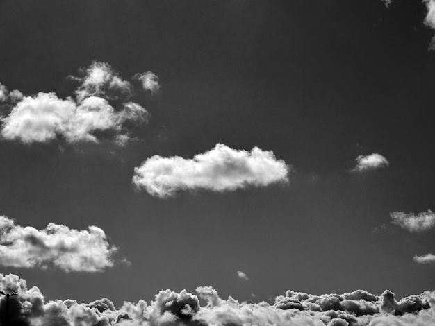 Nuvens pretas e brancas no fundo do céu