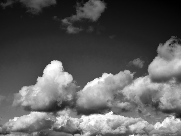 Nuvens pretas e brancas no fundo do céu