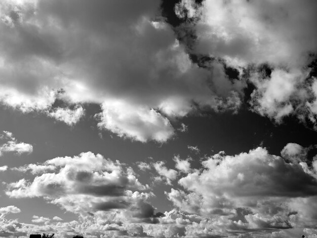 Nuvens pretas e brancas no fundo do céu