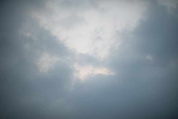 Nuvens pretas escuras no céu, fundo de nuvens de chuva tempestuosa.