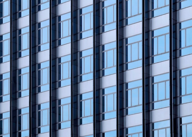 Nuvens refletidas nas janelas do edifício de escritório moderno