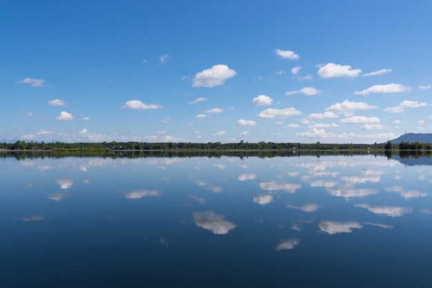 Nuvens reflexões sombras no grande lago