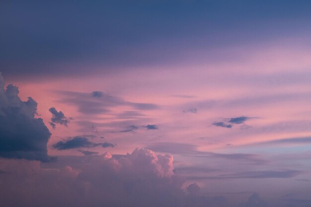 Foto nuvens rosa claro no pôr-do-sol céu azul cores pastel de nuvens nascer do sol pôr do sol fundo natural