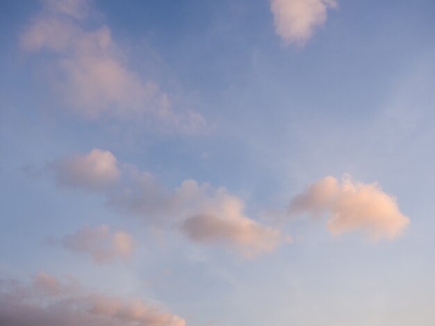 nuvens rosa na hora do pôr do sol