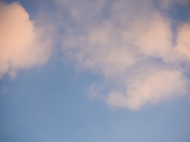 Foto nuvens rosa na hora do pôr do sol