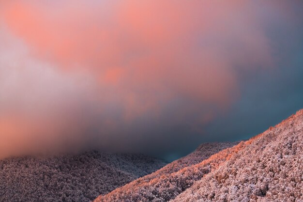 Nuvens rosa sobre as montanhas de inverno ao pôr do sol. bela paisagem de inverno. montanhas do cáucaso, sochi, rússia