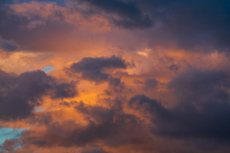 Nuvens roxas iluminadas por raios desaparecendo ao pôr do sol majestoso tempo meteorologia fundo mot ...